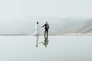 pareja caminando playa Puerto Escondido atardecer económico