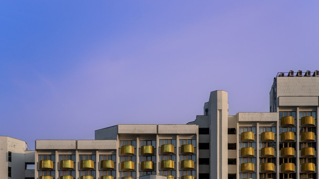 Cómo evitar estafas comunes al reservar hoteles baratos imagen del tema